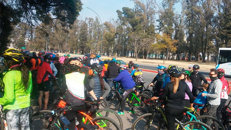 Decenas de ciclistas se concentraron en la avenida Vélez Sarsfield, en la puerta de la sede del COE.