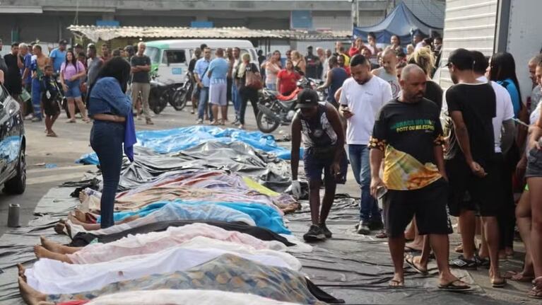 Decenas de cuerpos en plena calle de Río.