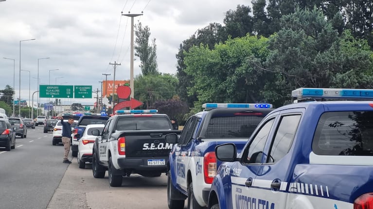 Decenas de efectivos llegaron al motel detrás de una pista falsa. Foto: Fredy Bustos / ElDoce.