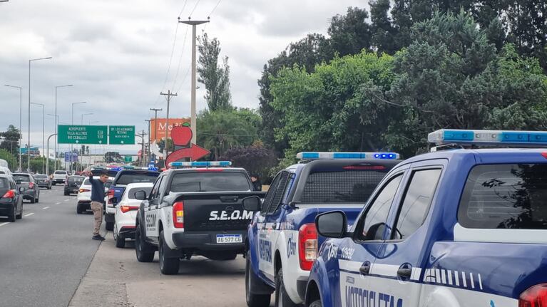 Decenas de efectivos llegaron al motel detrás de una pista falsa. Foto: Fredy Bustos / ElDoce.