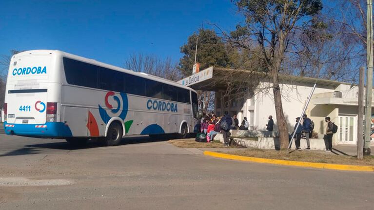 Decenas de personas quedaron varadas en la terminal de Morrison. Foto: Daniel Van Cauteren.