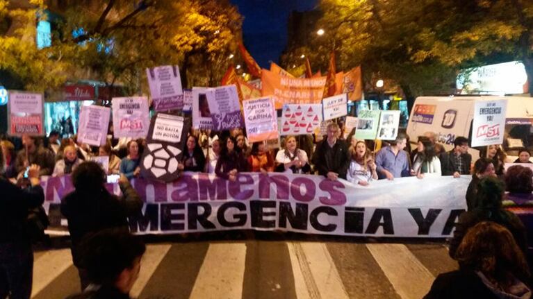 Decenas de personas se movilizaron por las víctimas de femicidio.
