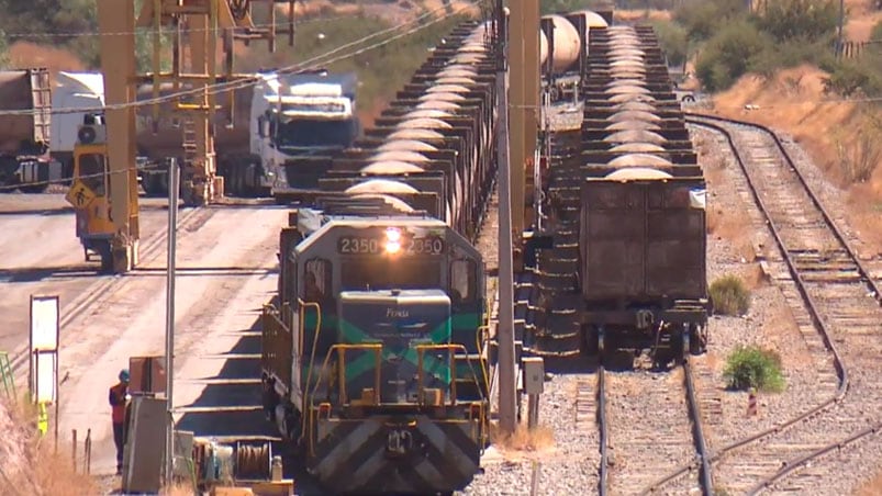 Decenas de silos con 25 toneladas de residuos viajan hacia el predio de enterramiento.