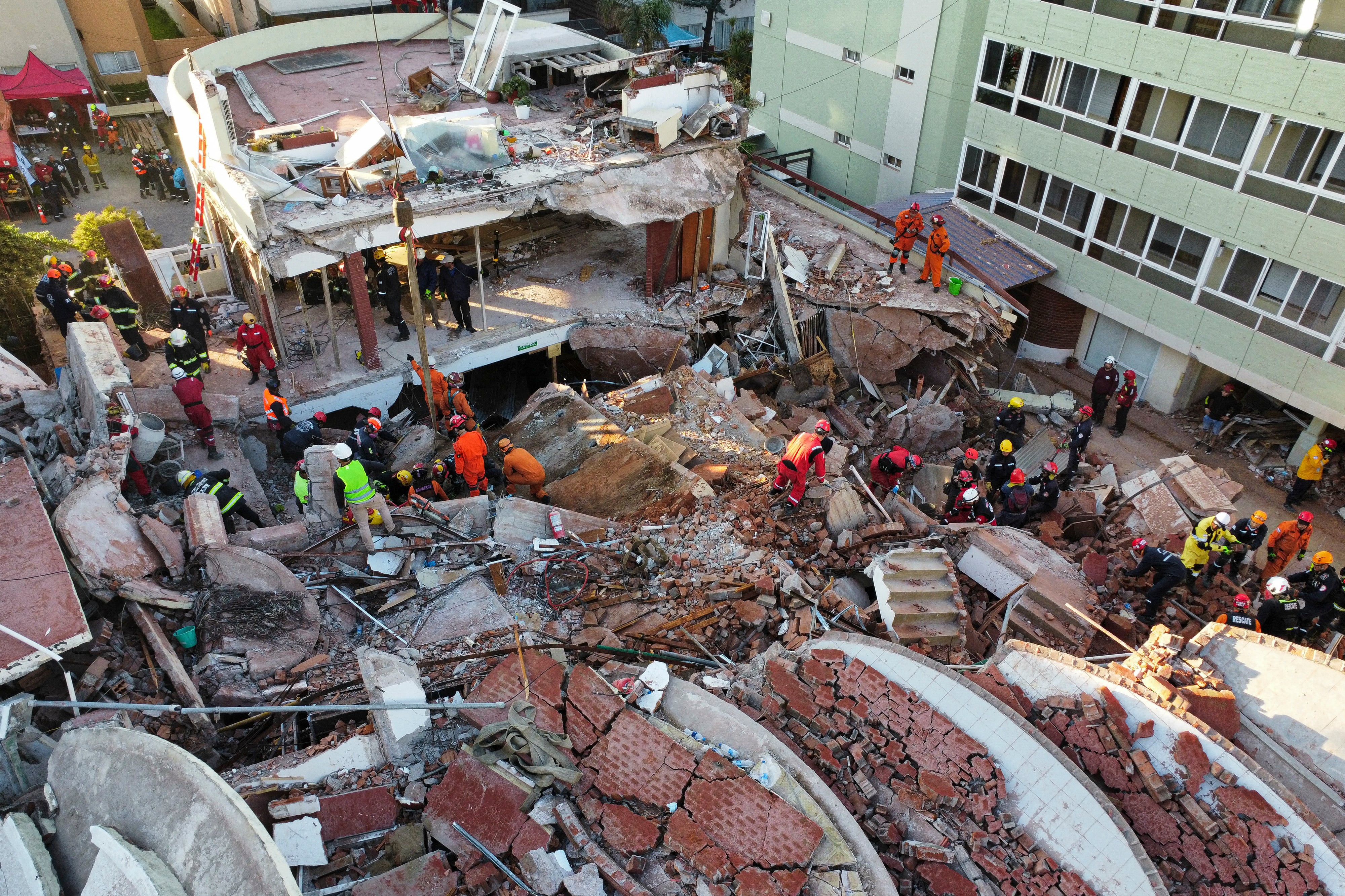 Declaración clave en la causa del derrumbe del hotel. (AP Foto/Adán González)