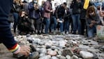 Dejaron piedras en Olivos y en Casa Rosada en recuerdo de las víctimas del Covid