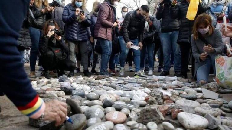 Dejaron piedras en Olivos y en Casa Rosada en recuerdo de las víctimas del Covid
