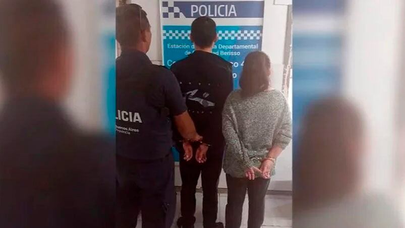 Dejaron solo a su hijo en la calle y terminaron detenidos. 