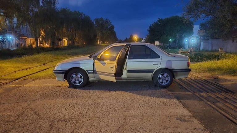 Dejó el auto sobre las vías del tren y se quedó dormido.