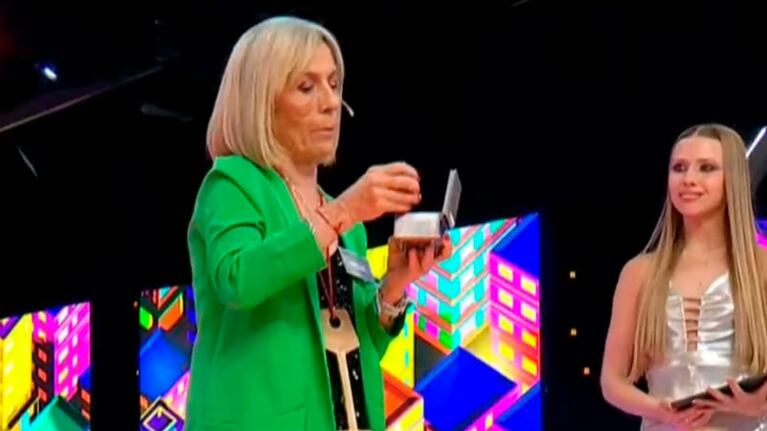 Delia mostró el especial regalo que conserva desde hace más de 40 años.