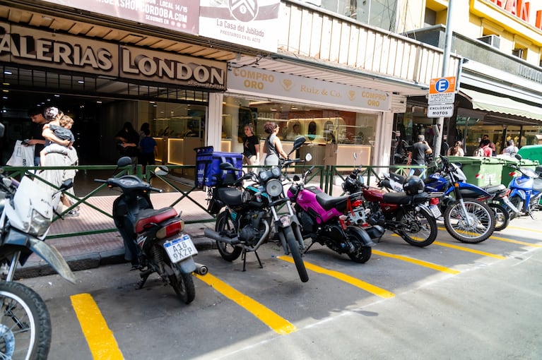 Delimitaron una zona de estacionamiento exclusivo para motos en Colón y General Paz.