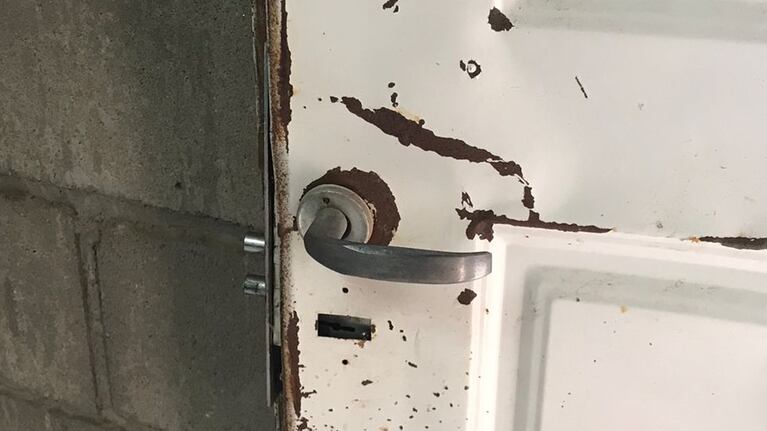 Delincuentes forzaron la puerta de un depósito del club.