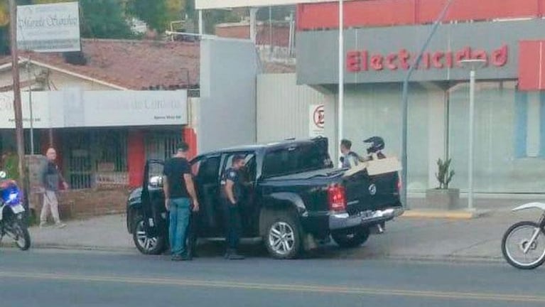 Denuncia que policías lo golpearon, pero lo imputaron por escapar de un control por la cuarentena