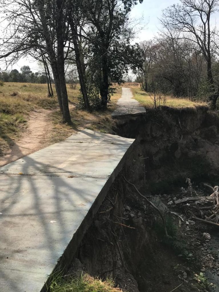 Denuncian el mal estado del Parque de la Vida: la ciclovía sigue derrumbada