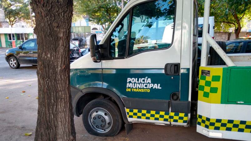 Denuncian que empleados taparon la entrada con una grúa y desinflaron cubiertas. Foto: Municipalidad.