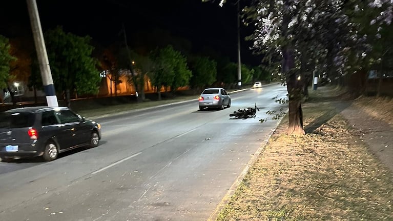 Denuncian que en Ciudad Universitaria los chocó otra moto que se fugó.