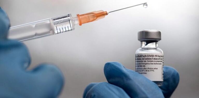 Denuncian que en Noruega murieron más de 20 personas tras vacunarse: la respuesta del laboratorio