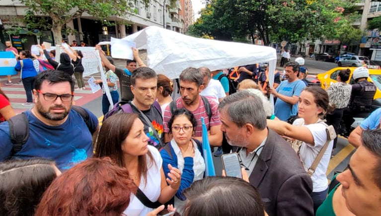 Denuncian que la fuerza de seguridad les “robó” el sostén del toldo.