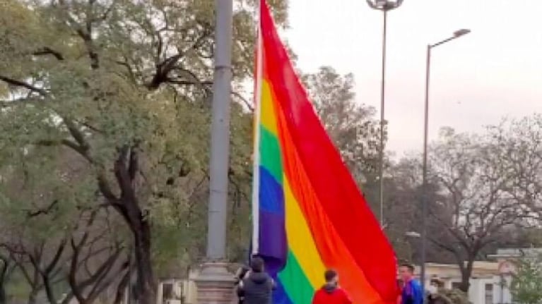 Denunciaron a los ex combatientes tras la polémica por la bandera LGBT en el Parque Sarmiento