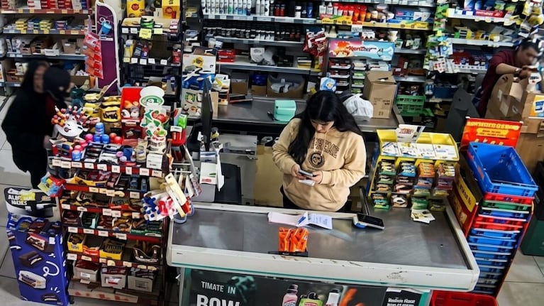 Denunciaron a una cajera en La Plata por desviar hasta $400.000 diarios con un QR propio.