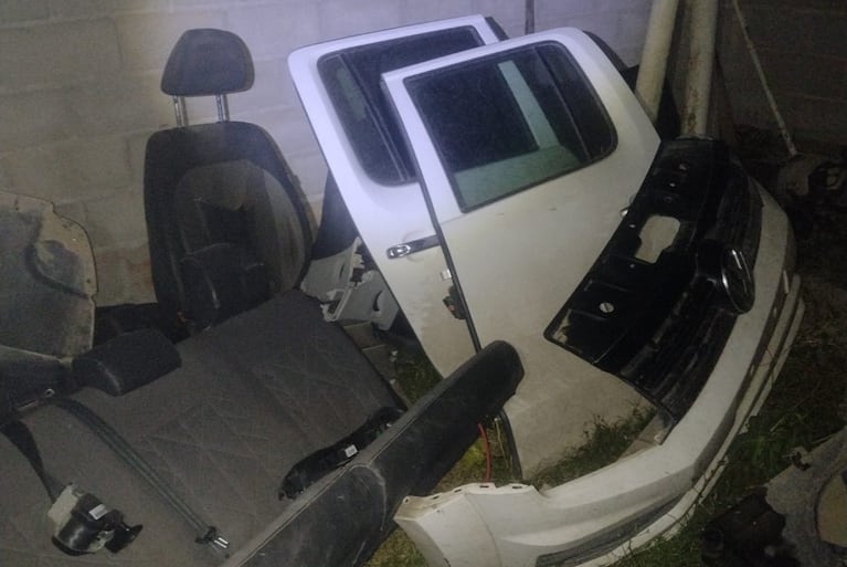 Denunció al 911 y la Policía encontró dos desarmaderos clandestinos con autopartes robadas