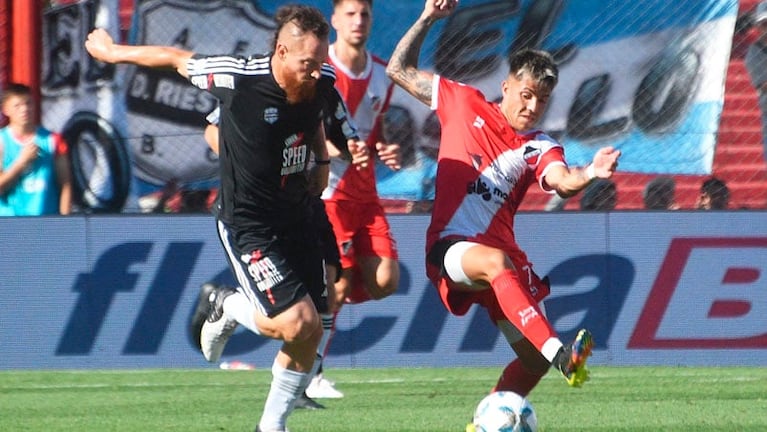 Deportivo Riestra ascendió en la cancha de Instituto.