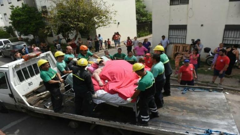 Derribaron una pared para trasladar a una mujer de 490 kilos