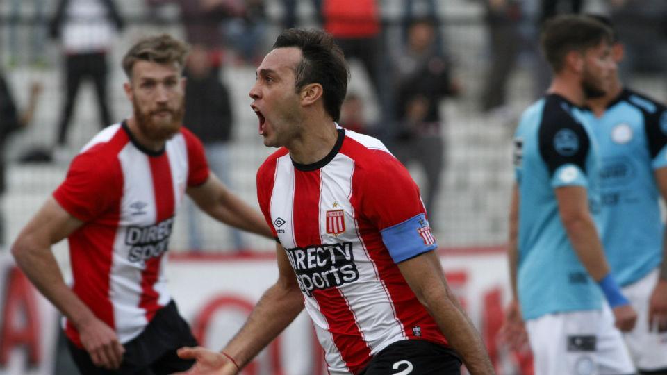 Desábato grita su gol ante el lamento de los jugadores de Belgrano.