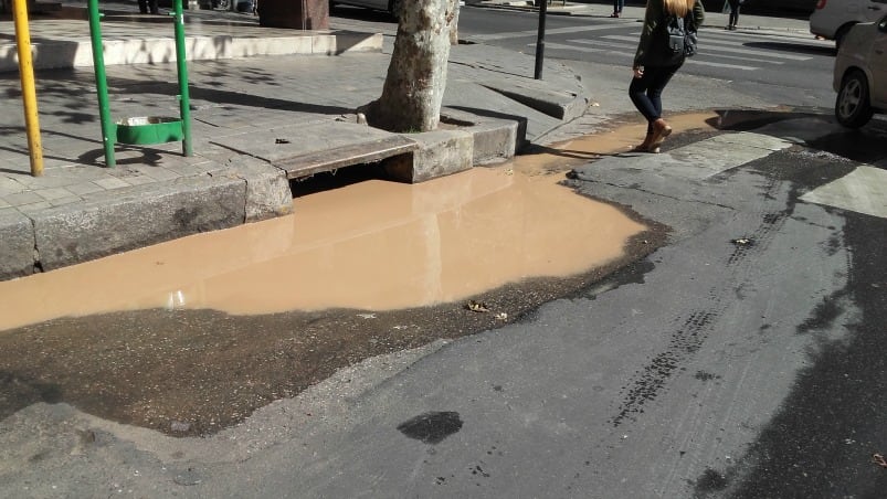 Desagradable: la cloaca se mezcla con la boca de tormenta.