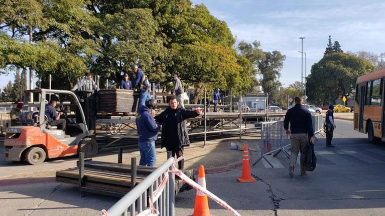 Desarman el escenario tras el frustrado show de Ulises en el Parque Sarmiento