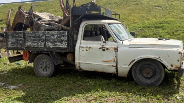 Desarmaron un auto a hachazos en plena Circunvalación y los detuvieron