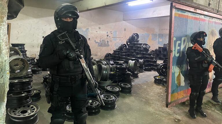 Desarmaron un depósito donde escondían neumáticos, llantas y autopartes robados.