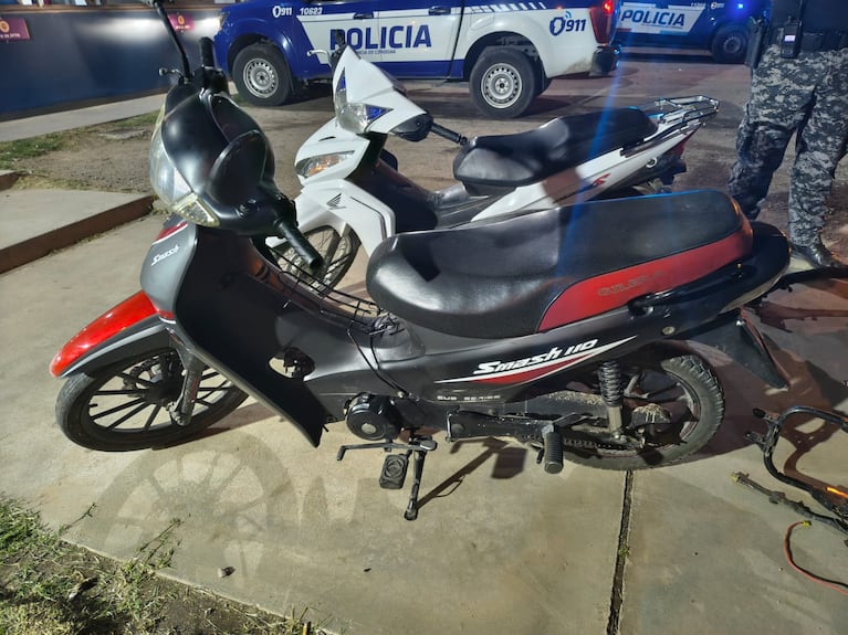 Desarticularon un desarmadero de motos en Córdoba: los agarraron en pleno desguace de vehículos robados