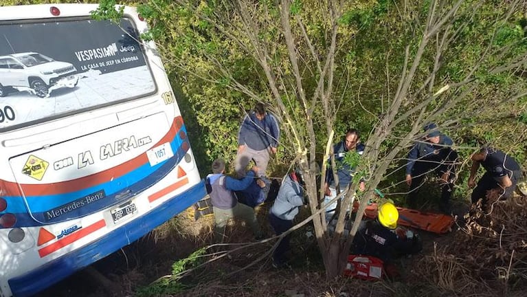 Desbarrancó un colectivo en La Calera y hay varios heridos