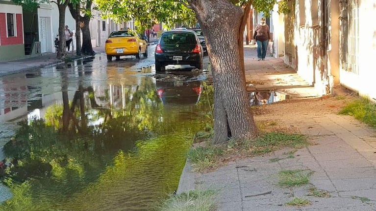 Desborde de cloacas: así están los caños que atraviesan Villa Páez y Alberdi