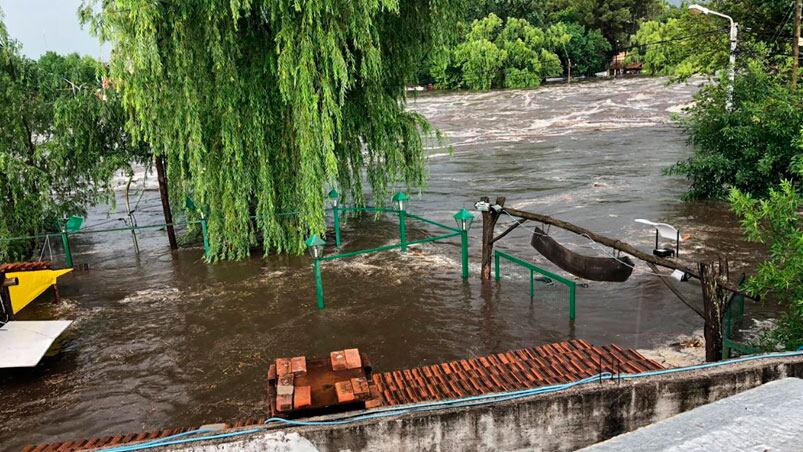 Desbordó el río Mina Clavero e inundó la ciudad. 