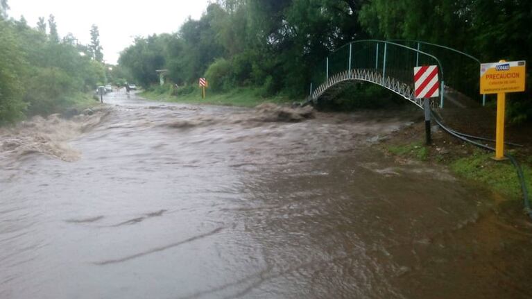 Desbordó un arroyo en Luyaba. Foto: Bomberos Voluntarios de Córdoba.