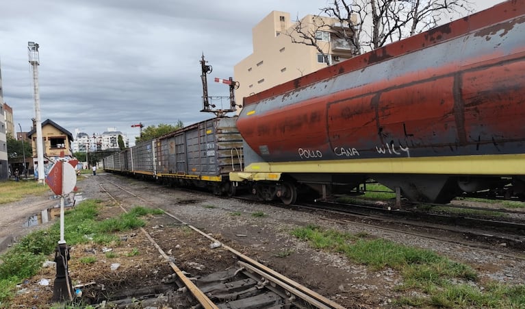 Descarriló un tren cargado de soja y provocó un caos de tránsito en Alta Córdoba