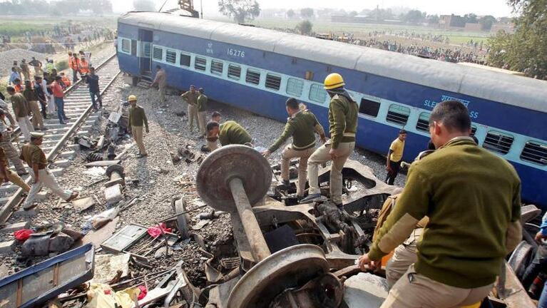 Descarriló un tren en India y dejó al menos 108 muertos