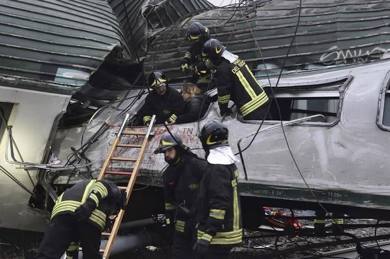 Descarriló un tren en Italia: tres muertos y decenas de heridos