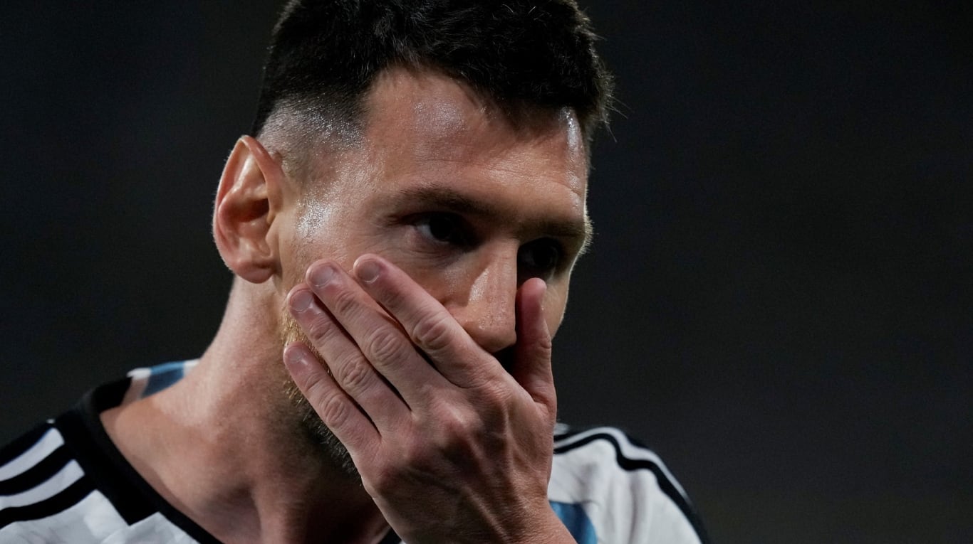 Descubrieron un llamativo detalle en la puerta de la majestuosa casa de Lionel Messi en Funes (Foto: AP).