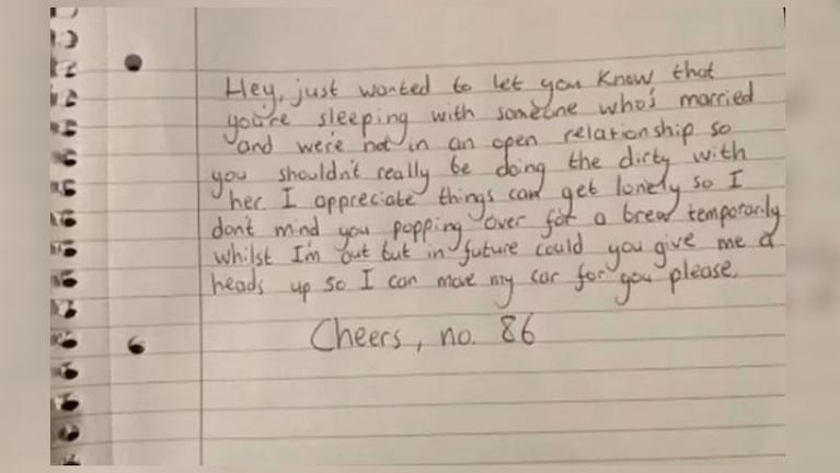Descubrió a su pareja con el vecino y le envió una nota que se volvió viral