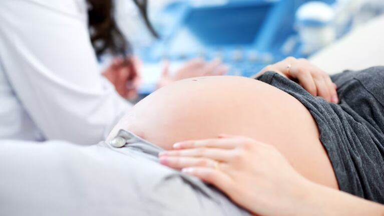 Descubrió que estaba embarazada de 8 meses tras ir al médico por una descompensación.