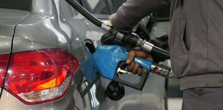 Descuentos en nafta: cómo ahorrar hasta un 30% en estaciones de servicio en mayo