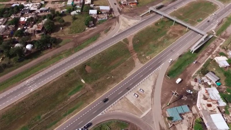 Desde el aire, se ve cómo Malvinas Argentinas está dividida por la Autovía.