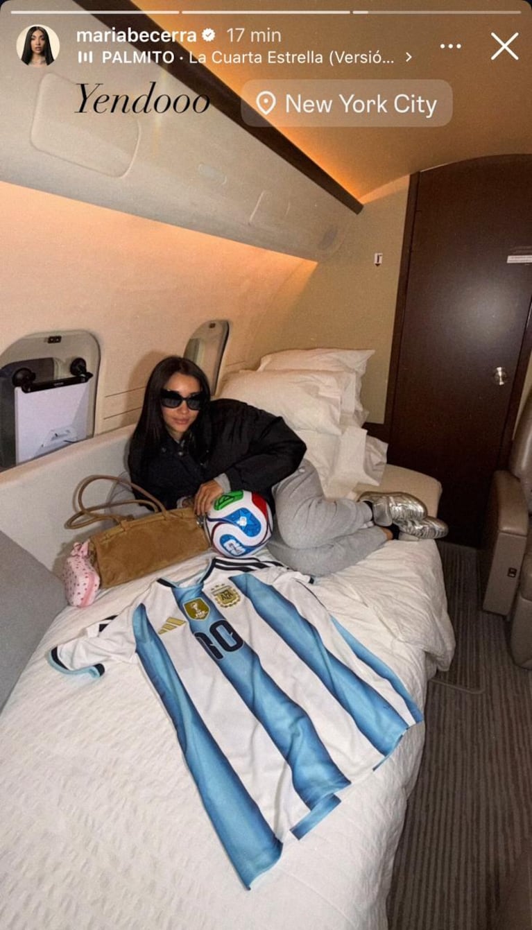 Desde el avión y con la camiseta de Argentina: la foto de María Becerra que confirma que cantará el himno