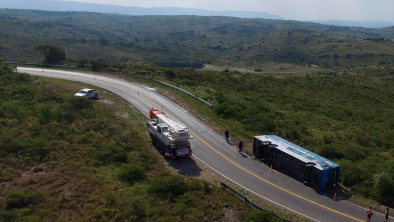 Desde el drone de El Doce: así quedó el colectivo tumbado a un costado de la ruta.