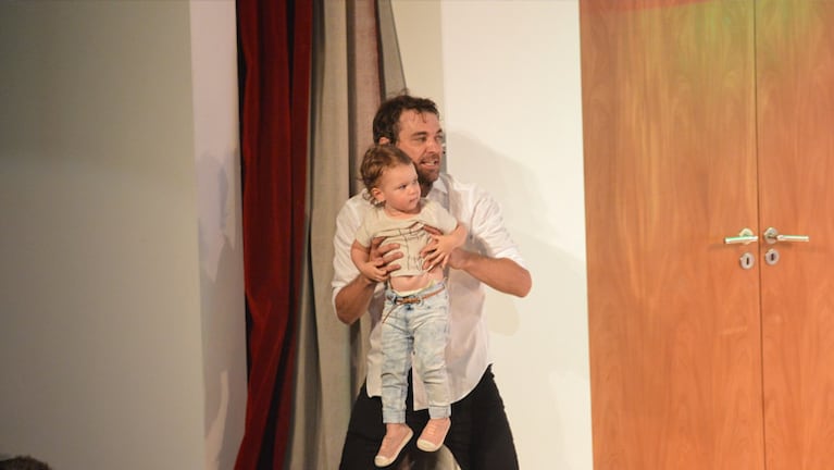 Desde el estreno de la obra, Olivia acompaño a su papá. Foto: Lucio Casalla/ElDoce.tv