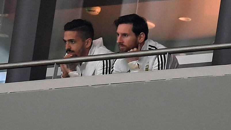Desde el palco, Lionel Messi fue testigo de la goleada junto a Manuel Lanzini.