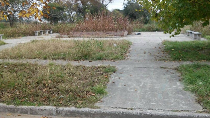 Desde el verano sin respuestas. La plaza está descuidada.