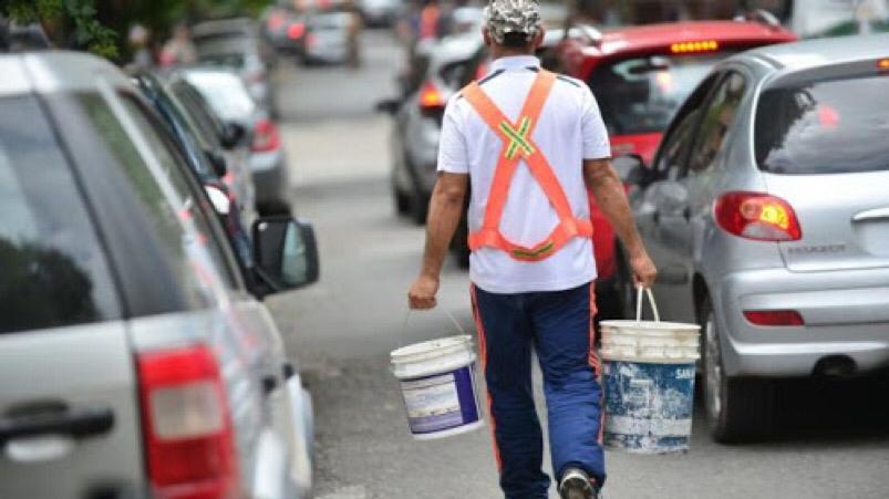 Desde hace décadas, los "cuidacoches" se fueron adueñando de cientos de cuadras.